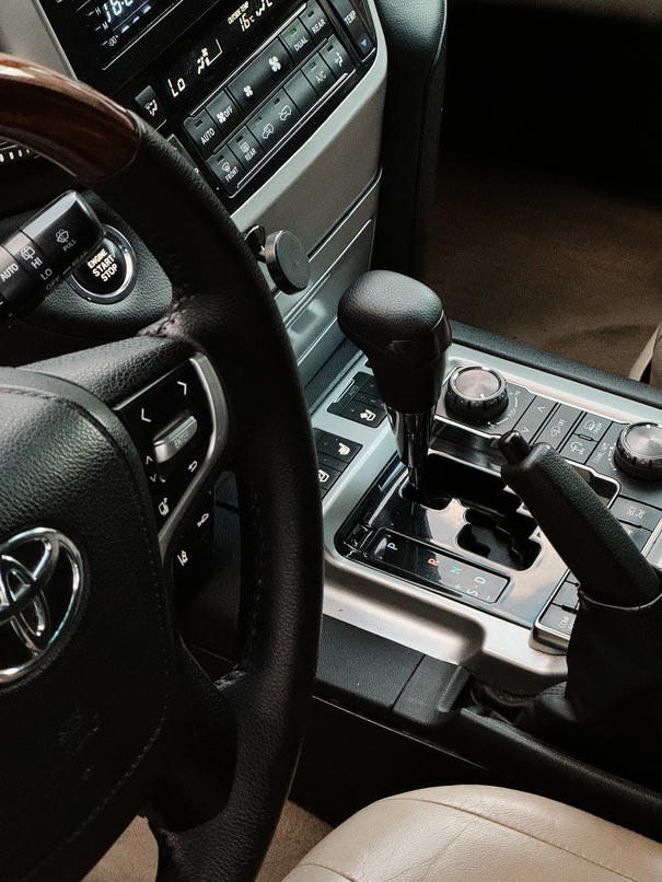 TOYOTA Land Cruiser 200